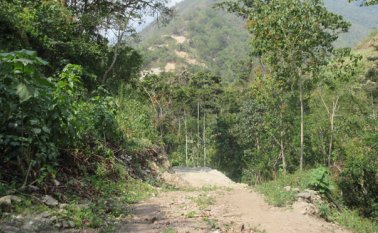 Pese a la destrucción y evidentes errores de diseño de unas vías abiertas en Arboledas el año anterior, para el representante la intervención era necesaria. Archivo