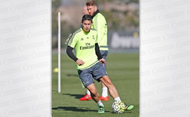 El mediocampista cucuteño del Real Madrid James Rodríguez continúa en el ojo del huracán de la prensa de Barcelona. Realmadrid.com