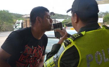 Tras aplicada la prueba de alcoholemia, el agente de Policía debe entregar una tirilla que emite el aparato. Archivo