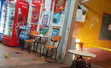 Cuando Jhoan Serrano llegó a esta panadería a comprar una bebida, fue atacado a bala. Cristian Herrera