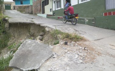 El año pasado se derrumbó una casa por el hundimiento de la vía y cuatro más están a punto de correr igual suerte. Javier Sarabia