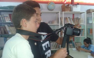 Los niños, durante las jornadas académicas, pueden interactuar con cámaras y equipos de filmación. La imagen hace parte de los talleres que se cumplen en Mérida (Venezuela). Archivo