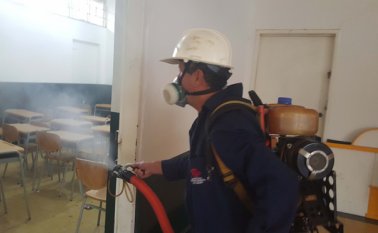 En colegios e instituciones públicas se están implementando jornadas de fumigación contra el zika. Javier Sarabia