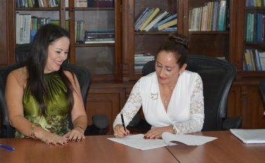 Ante la alcaldesa encargada, Doris Angarita, tomó posesión como secretaria del Posconflicto de Cúcuta, Omaira González Vera (izquierda). Cortesía