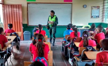 200 niños y jóvenes del colegio Raimundo Ordóñez Yáñez, en Lourdes, fueron involucrados al programa este viernes. Policía Nacional