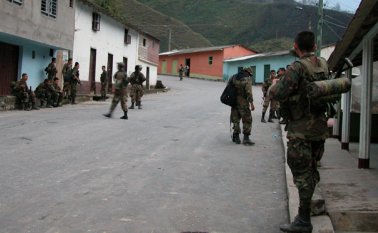 Tropas del Ejército hacen un despliegue en el sector La Curva, de la vía Cúcuta-Ocaña, luego de un ataque de un francotirador, al parecer del Eln. Archivo