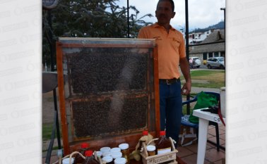 José Leal Y su esposa Zenaida Bolívar disponen de poca miel para comercializar. Roberto Ospino