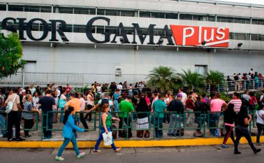 Las colas por la compra de productos básicos se han intensificado. Internet