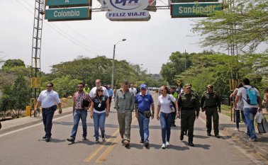 Funcionarios colombianos vigilaron el paso vehicular desde el vecino país. Rodrigo Sandoval