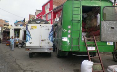 En el sector del mercado se aprecian diariamente imágenes como esta. Camiones se parquean a un lado de la vía y en el lado opuesto las ventas ambulantes. Javier Sarabia