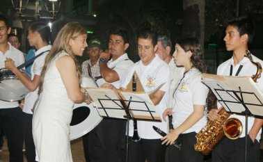 La alcaldesa de ocaña, Miriam Prado Carrascal, acompañó a los músicos en el retorno de las retretas al parque 29 de Mayo. Javier Sarabia