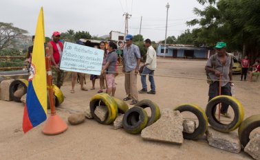 Los vecinos cerraron la calle 18 con avenida 10 con palos y llantas en señal de protesta. Juan Pablo Cohen