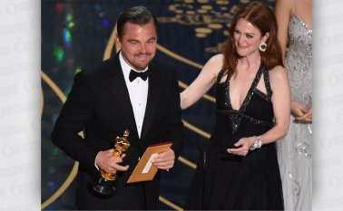 Leonardo DiCaprio recibió el galardón a mejor actor. AFP