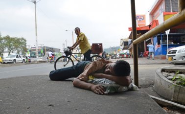 En las calles, debajo de los puentes, en parques y plazoletas deambulan los habitantes de la calle en Cúcuta. Rodrigo Sandoval