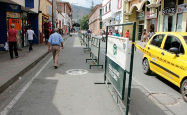 En la madrugada la Policía pone vallas las cuales impiden a los vendedores y mototaxistas, tomar el espacio público para ejercer sus labores ilegales. El plan busca medir la aceptación de los ocañeros buscando ampliar los andenes a futuro. Javier Sarabia