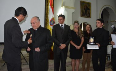 El director del Instituto de Cultura, Amilkar Abella, impuso la medalla Águeda Gallardo, en grado especial, al sacerdote Rafael Lizcano. Roberto Ospino