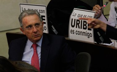 La bancada que lidera el expresidente Álvaro Uribe abandonó ayer el Congreso en protesta por la detención de Santiago Uribe. Colprensa