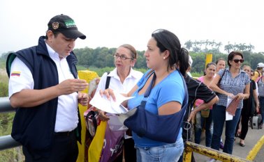Las personas que se movilicen por los pasos habilitados deben presentarse con su pasaporte y solo pueden llevar los elementos habituales para viaje.  Archivo