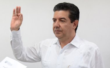 El abogado Martín Eduardo Herrera, elegido el domingo como personero encargado, en un cuestionado trámite surtido por el Concejo, tomó posesión ayer ante el presidente del cabildo, Víctor Suárez. Rodrigo Sandoval