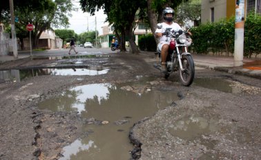 Intransitable, así permanece la calle 3N con avenida 3E en la urbanización La Castellana, todo porque ni la alcaldía ni la empresa Aguas Kpital han dado una solución definitiva a los problemas que allí se presentan. Alfredo Estévez