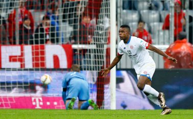 El equipo del colombiano ganó 2-1 al líder Bayern Munich. AP
