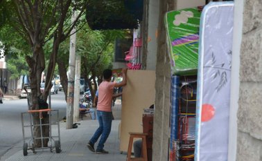 “Si aquel del negocio de enfrente saca cosas al andén y no le dicen nada, pues el resto lo copiamos y lo hacemos”, dice Eduardo González, comerciante. Edinsson Figueroa