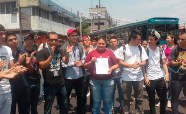 Los estudiantes exigieron soluciones inmediatas a los retrasos que presenta la emisión de los carnés. Eilyn Cardozo