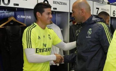 James Rodríguez junto a su entrenador Zinedine Zidane. Archivo