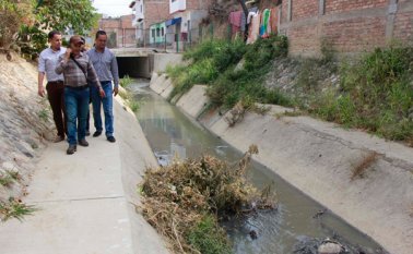 En los barrios Betania y Hacaritama se requiere con urgencia la canalización de aguas negras. Inicialmente se eliminarán escombros y objetos contaminantes.  Javier Sarabia