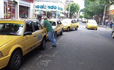 Hay cerca de 200 paraderos de taxis. Archivo