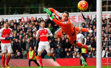 Los Spurs empezaron mandando en el juego y a los 10 minutos ya habían puesto a prueba a Ospina en dos claras ocasiones. AFP