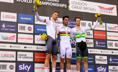 Fernando Gaviria (centro) mostró todo su talento en las seis disciplinas que integran el ómnium. Colprensa