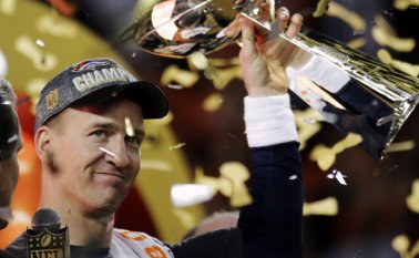 Peyton Manning levanta el trofeo del Super Bowl. AP