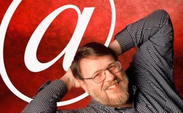 Ray Tomlinson tuvo la idea de utilizar el símbolo @ para separar la identidad de la persona de la red a la que se vincula. Internet