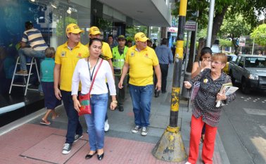 El escuadrón del espacio público recorre desde ayer los andenes de las calles 10 y 11 para evitar la presencia de ventas callejeras. Rodrigo Sandoval