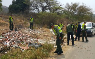 Instantes en que se daba inicio a la jornada de recolección de basura y escombros. Orlando Carvajal