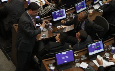 Desde temprano, las plenarias de Senado y Cámara discutirán este miércoles el proyecto que busca modificar la Ley de Orden Público para lo que será la desmovilización de las Farc. Colprensa