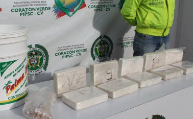 La droga iba escondida dentro de un balde plástico. Se desconoce la procedencia de la cocaína.  Archivo