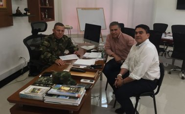 En la gráfica aparecen el comandante de la Brigada Treinta, el coronel Wilson Camargo Tamayo; el presidente de Asoprocanor, Gustavo Villamarín, y el secretario de Minas, Fabio Araque. Cortesía