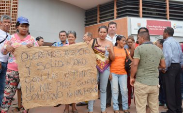 los manifestantes aseguran que es injusto que lleven entre 10 y 15 años esperando su reparación y la guerrilla, sus victimarios, vayan a recibir en menos tiempo mejor trato y mayores beneficios por parte del Gobierno. Edinsson Figueroa