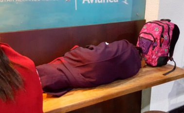 En el aeropuerto Camilo Daza, algunos usuarios debieron pernoctar en las instalaciones, como esta niña, por los restrasos de los vuelos. Foto tomada de Twitter @restitutor16