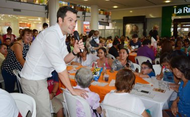 El bingo estuvo dirigido por el presentador Iván Lalinde.