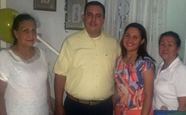 Lo acompañan Maru Maldonado, Erika Cañas López y Aminta López de Cañas. Cortesía