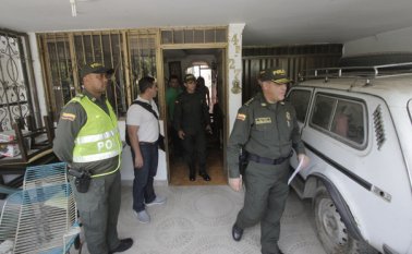El subdirector de la Policía, general Ricardo Alberto Restrepo Londoño, visitó ayer la casa de la familia de Ányelo Palacios para ofrecerle su apoyo. Cristian Herrera