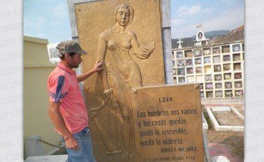 Eliécer admira el mausoleo donde reposan los restos del insigne poeta ocañero Adolfo Milanés, cuyo epitafio repite de memoria: “Los hombres nos vamos y las cosas quedan, queda lo insensible, queda la materia…”. Javier Sarabia