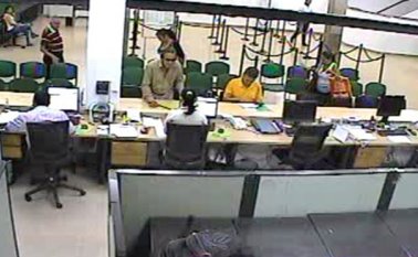 En las cámaras de seguridad del banco quedó grabado el hombre que, presuntamente, buscaba estafar al departamento. Cortesía