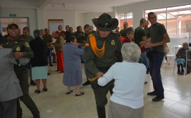 La Policía organizó una jornada de recreación y una muestra canina en el Asilo San José. Roberto Ospino
