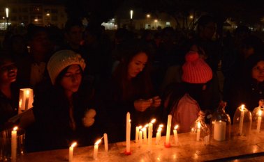 Estudiantes universitarios, comunidad y defensores de los animales encendieron faroles, antorchas y velas en honor a las llamas sacrificadas. Roberto Ospino