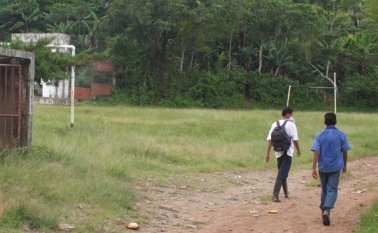 El desplazamiento y el terror de las comunidades son las consecuencias inmediatas de la violencia por la guerra y los homicidios selectivos en la región. Archivo