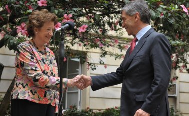 A través de la Ministra de Estado de la Cancillería Británica, baronesa Anelay de St. Johns, el Ministro Consejero para el Posconflicto, Rafael Pardo, agradeció al Reino Unido su compromiso con el posconflicto en Colombia. Colprensa